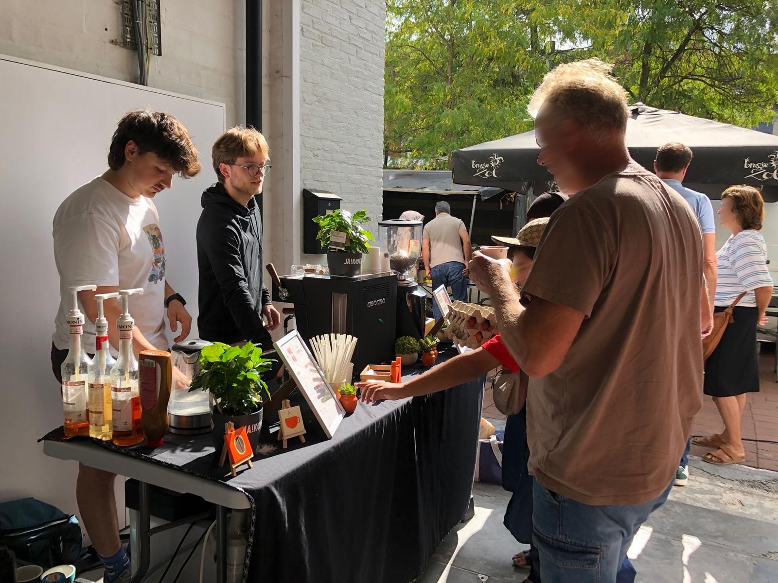 Koffiekar op een zonnige zaterdagmarkt